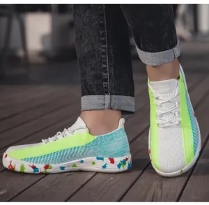 Vista dettagliata delle scarpe a calzino a piedi nudi da uomo con suole graffiti colorate.