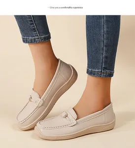 Gros plan de mocassins beiges confortables avec semelle souple et boucle en métal.