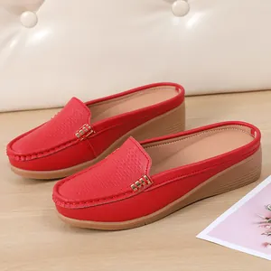 Rode geperforeerde lederen loafer mules met sleehak en gouden metalen gesp