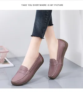 Nahaufnahme von bequemen mauvefarbenen Leder-Slippern mit modischen kurzen Jeans