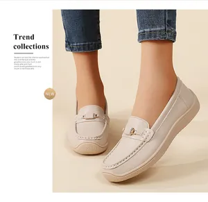 Mocassins pour femmes blanc cassé confortables avec semelle souple et boucle métal