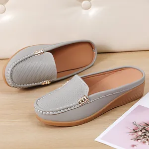 Comfortabele grijze damesloafers met sleehak met licht en ademend slip-on ontwerp