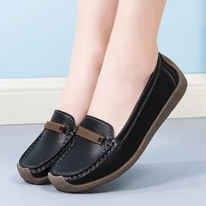 Detailansicht bequemer schwarzer Slipper für Damen mit weicher Sohle an den Füßen.