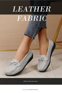 Gedetailleerde weergave van deze grijze leren loafers met strik en witte stiksels