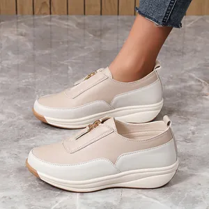Seitenansicht beige-weißer Plateau-Halbschuhe für Damen mit goldenem Reißverschluss-Detail