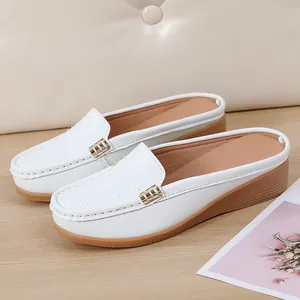 Comfortabele witte wedge loafers voor dames met structuur en gouden gesp detail