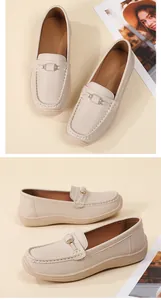 Vue détaillée des mocassins crème pour femmes avec cuir souple et boucle métal