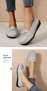 Gedetailleerd overzicht van grijze dames loafers met strikjes en witte contraststiksels