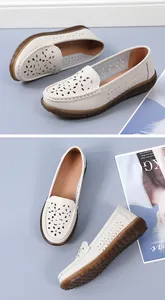 Elegante beige Damen-Leder-Loafer mit atmungsaktiven, floralen lasergeschnittenen Details