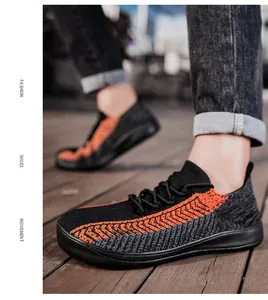 Primo piano di scarpe barefoot da uomo in rete traspirante con motivo a freccia arancio.