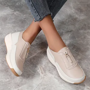 Detailansicht bequemer Damen-Plateau-Loafer in Beige mit Reißverschluss am Fuß getragen