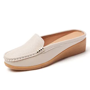 Elegante beige damesmuiltjes met sleehak, getextureerd bovenwerk en slip-on ontwerp