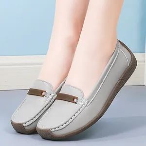 Detailansicht grauer Leder-Loafer mit weicher Sohle und braunem Zierriemen