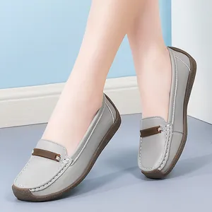 Nahaufnahme bequemer grauer Loafer für Damen mit weicher Sohle im Freizeit-Stil.