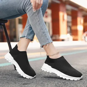 Ademende zwarte gebreide sok sneakers voor dames met dikke witte zool buiten