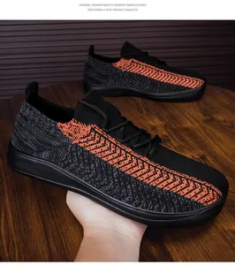 Dettaglio del tessuto a maglia traspirante e del motivo arancione sulle scarpe da uomo.