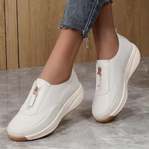 Detailansicht der cremeweißen Plateau-Slipper für Damen mit Reißverschluss und dicker Sohle