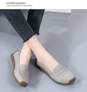 Bequeme graue Loafer aus Rindsleder mit weicher Gummisohle am Fuß des Models gezeigt