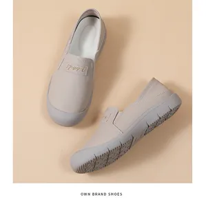 Gedetailleerd overzicht van beige slip-on vrijetijdsschoenen met zachte zool