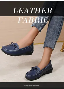 Comfortabele marineblauwe leren loafers voor dames met witte stiksels en strikdetail