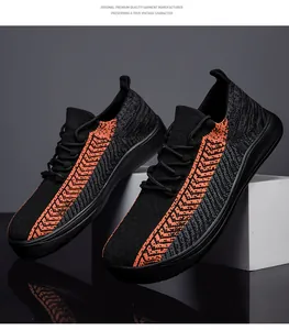 Vista dettagliata di scarpe a calzino in maglia traspirante nero e arancione da uomo