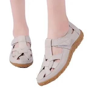 Modische beige Damen-Sandalen mit Durchbruchmuster und floralen Details an der Gummisohle