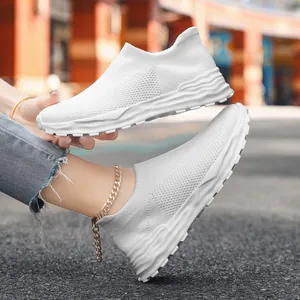 Ademende witte fly-knit dames sok-sneakers voor outdoor sport en vrije tijd gebruik