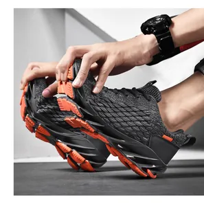 Detalle que muestra la flexibilidad de las zapatillas de correr transpirables de hombre