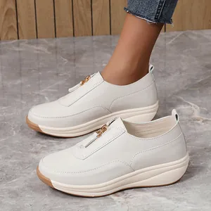 Detailansicht der weißen Plateauschuhe für Damen mit Reißverschluss und Rocker-Sohle