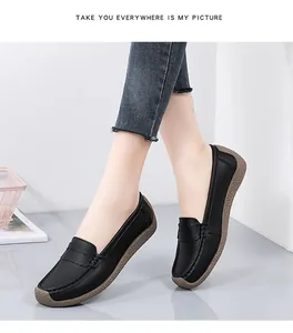 Nahaufnahme von bequemen schwarzen Leder-Loafers für Damen mit einer robusten Sohle