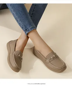 Gros plan de mocassins confortables kaki pour femmes avec boucle en métal décor