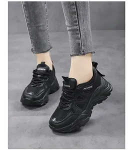 Primer plano de zapatillas negras de malla para mujer usadas con vaqueros grises