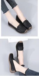 Bequeme schwarze Leder-Loafers mit robuster Gummisohle für Damen in der Detailansicht