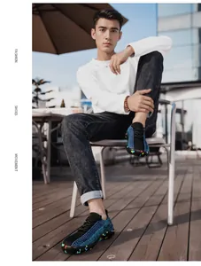 Scarpe da ginnastica traspiranti in mesh a piedi nudi da uomo in un ambiente casual all'aperto