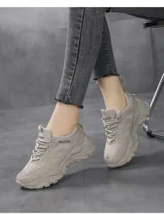 Primer plano de zapatillas chunky beige para mujer con detalle de malla transpirable