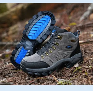 Detailansicht der Herren-Wanderschuhe mit rutschfester Gummisohle für den Außenbereich