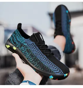Primo piano di sneaker maschili a piedi nudi in rete traspirante con motivo a maglia