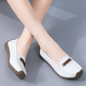 Nahaufnahme bequemer weißer Leder-Loafer für Damen mit weichen braunen Sohlen im Detail