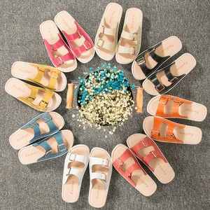 Sandalias coloridas de mujer con doble hebilla dispuestas en círculo para el verano