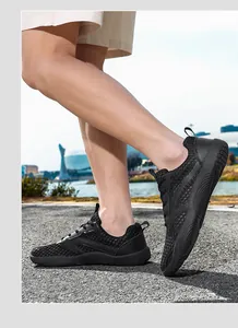 Nahaufnahme der schwarzen atmungsaktiven Mesh-Outdoor-Sneaker für Herren beim Gehen
