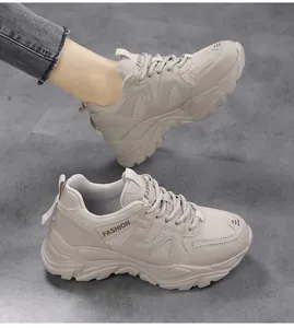 Primer plano detallado de zapatillas beige para mujer con diseño de malla transpirable