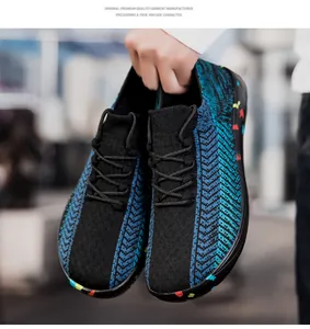 Primo piano di scarpe a calzino a piedi nudi da uomo in rete traspirante blu scuro