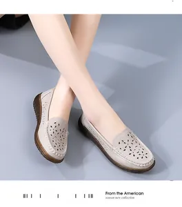 Nahaufnahme grauer, atmungsaktiver Leder-Loafer für Damen mit Blumenmustern