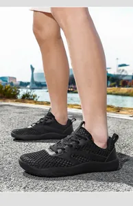 Detailansicht der schwarzen, atmungsaktiven Mesh-Outdoor-Sneaker für Herren mit breiter Zehenbox