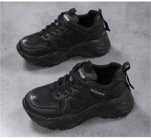 Primer plano de zapatillas negras para mujer con malla transpirable y suela gruesa.