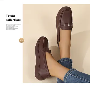 Vue détaillée de mocassins en cuir marron confortables avec semelle souple et boucle