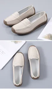 Detaillierte Ansichten der beigen Echtleder-Loafer für Damen mit weicher Gummisohle
