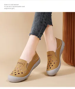 Casual instappers voor dames van camel leer met gatenpatroon en grijze rubberen zool