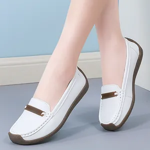 Detailansicht bequemer weißer Loafer mit weicher Sohle am Fuß