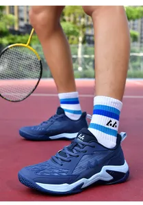 Gros plan latéral de chaussures de badminton professionnelles bleu marine sur terrain